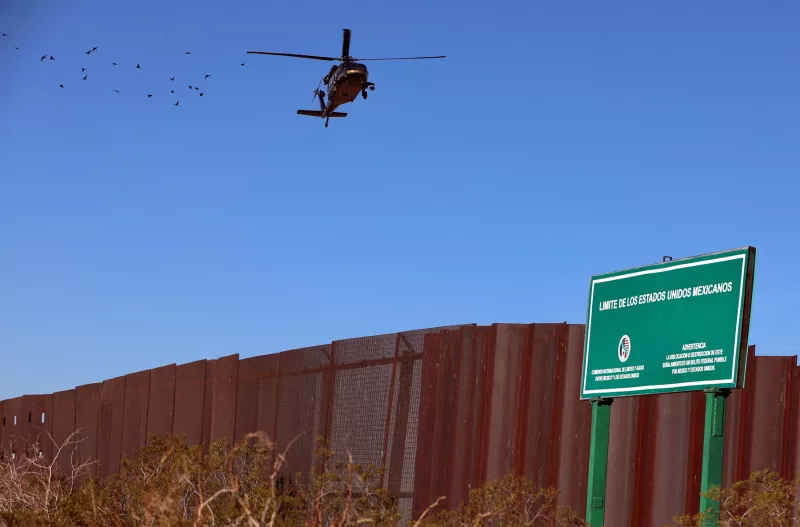 Un helicóptero de Operaciones Aéreas y Marinas de los Estados Unidos (AMO) patrulla la frontera entre Estados Unidos y México en Santa Teresa, Nuevo México, EE. UU., visto desde Ciudad Juárez, estado de Chihuahua, México, el 14 de enero de 2026.