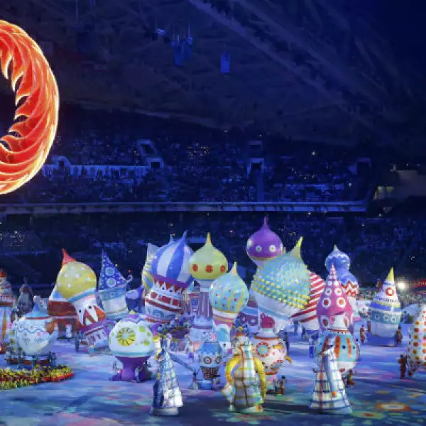 En este colorido espectáculo desfilaron representaciones de varios recintos históricos como la Catedral de San Basilio