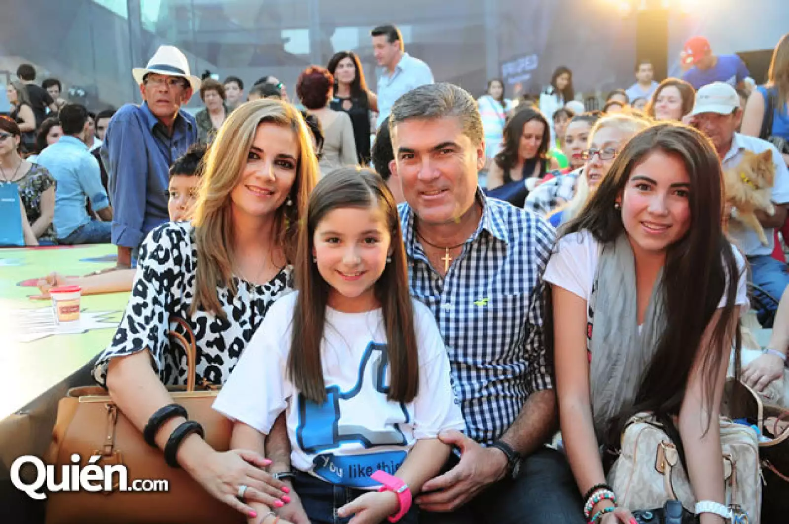 Dora, Regina, Elías y Paulina González