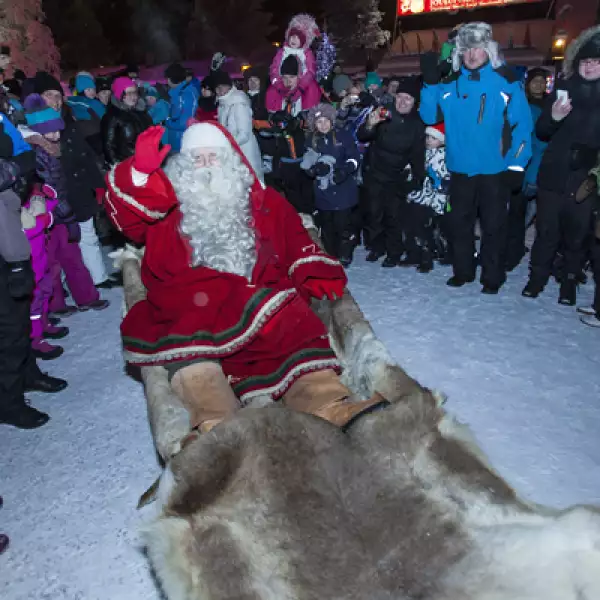 En Finlandia, Santa Clos se prepara para emprender el viaje por todo el mundo en su trineo.