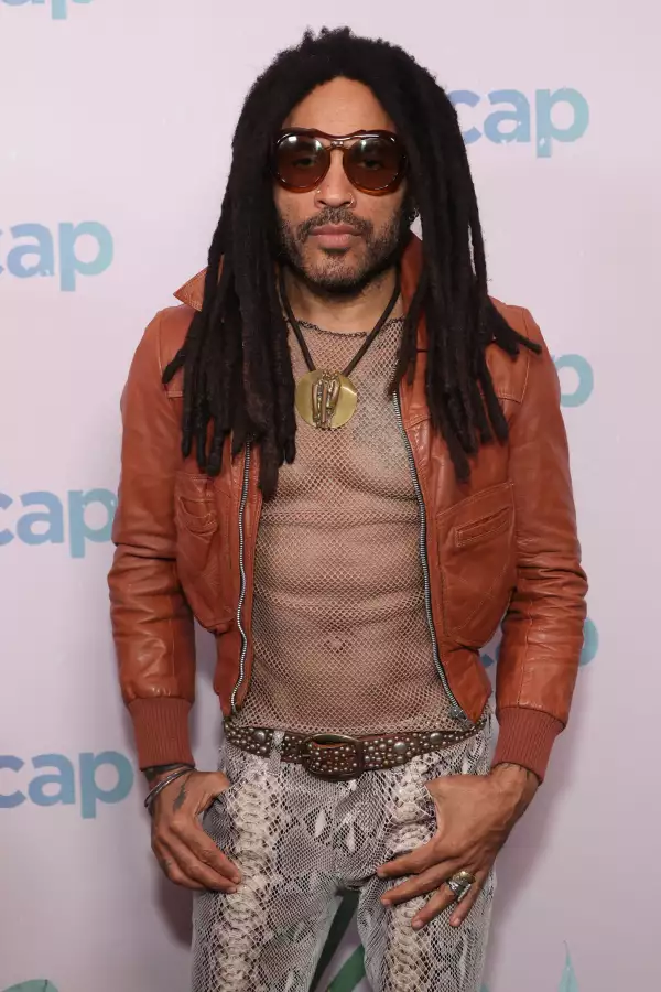Lenny Kravitz usando camisas transparentes y de red 