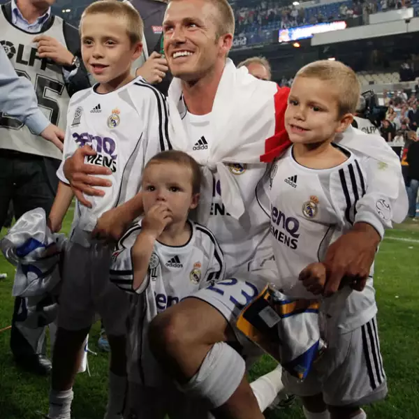 A David siempre le ha gustado que sus hijos lo acompañen a los partidos, aquí con Brooklyn, Cruz y Romeo en 2007, cuando él jugaba para el Real Madrid.