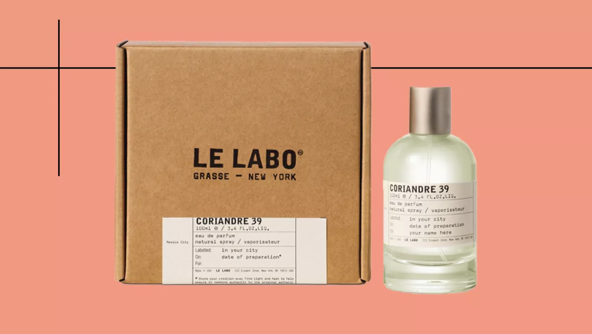 Foto de perfumes y productos de cuidado de la piel para hombres.