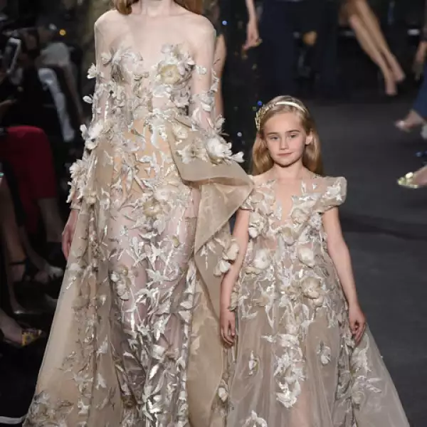 Elie Saab se caracteriza por el uso de materiales como pedreria, transparencias y plumas.