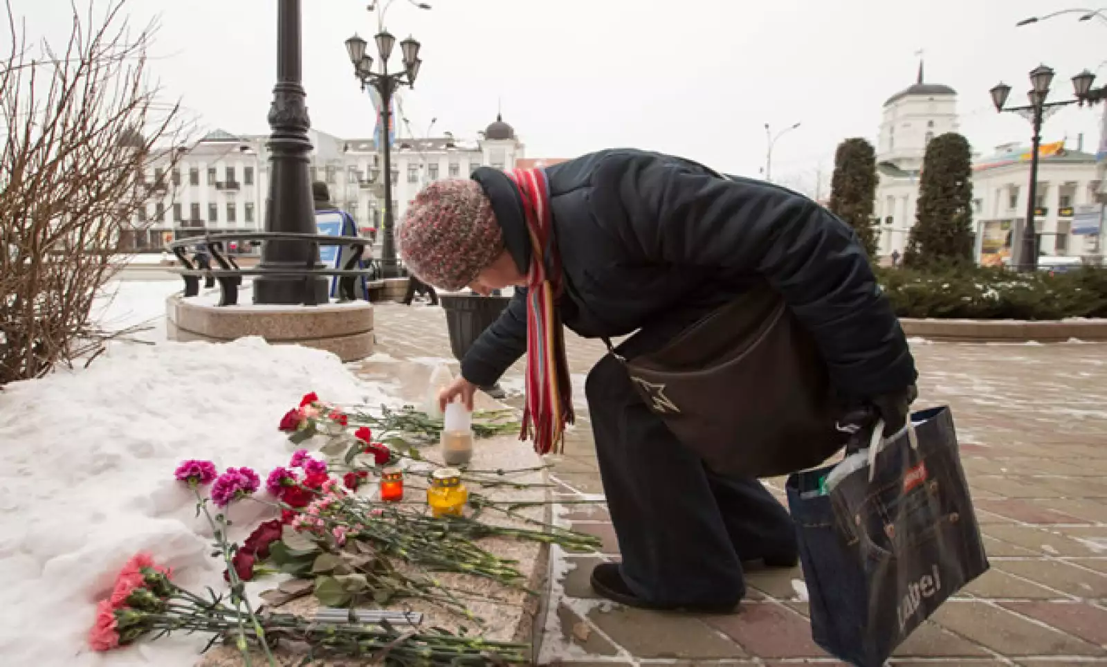 Cientos de personas colocaron flores en la embajada de Francia en la ciudad de Minsk.