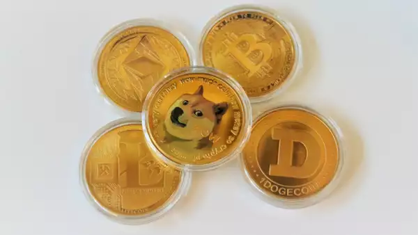Diferentes criptomonedas como bitcoin, dogecoin, shiba inu