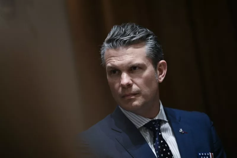 El secretario de Defensa de los Estados Unidos, Pete Hegseth, mira antes de un almuerzo con la primera ministra italiana Giorgia Meloni en la Sala del Gabinete de la Casa Blanca, en Washington, DC, el 17 de abril de 2025. El secretario de Defensa de los Estados Unidos, Pete Hegseth, compartió información sobre los próximos ataques aéreos de Estados Unidos contra Yemen en un grupo de chat privado de Signal que incluía a su esposa, hermano y abogado personal, informó el New York Times el 20 de abril.