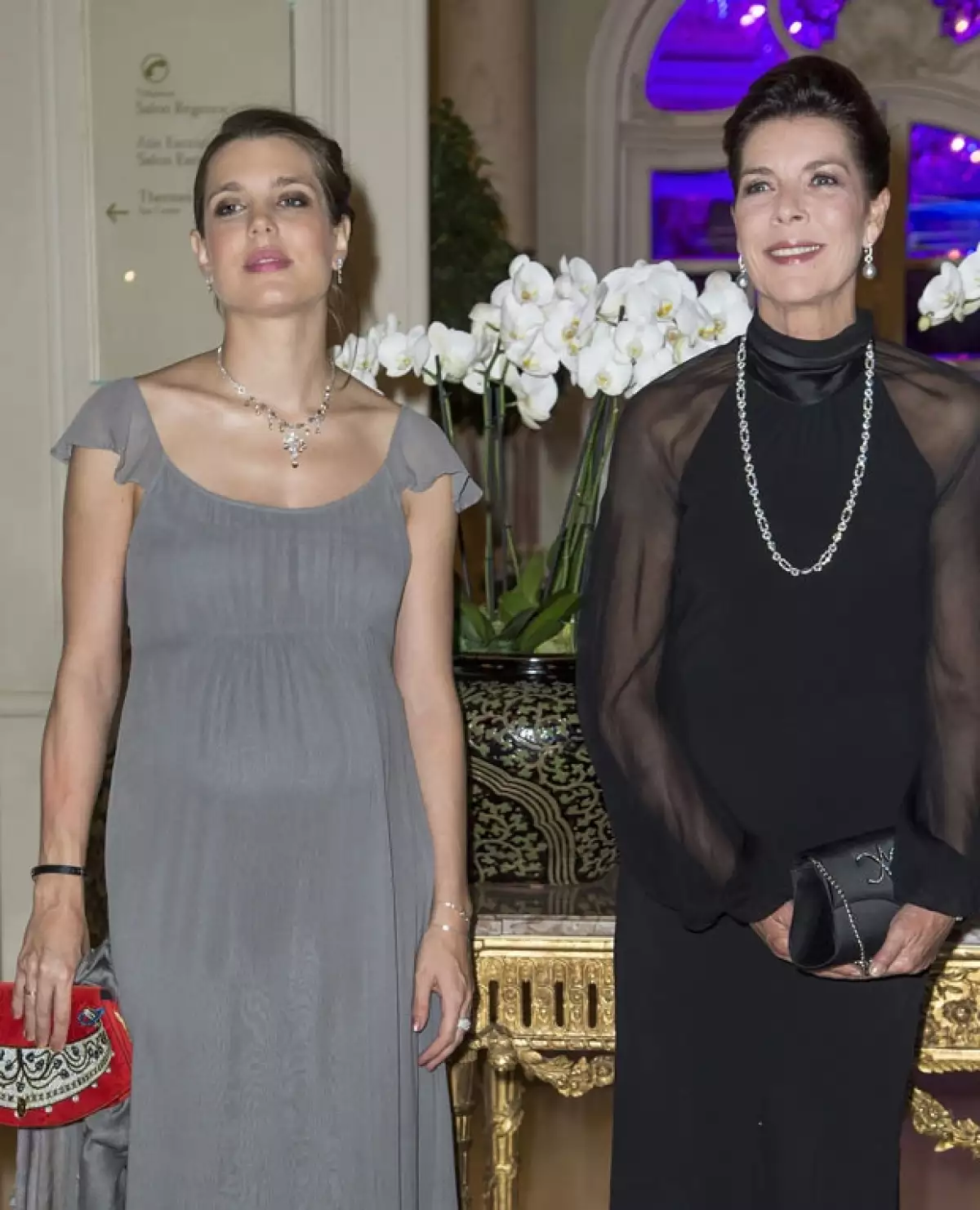 Carlota y su mamá Carolina lucieron elegantes y clásicas.