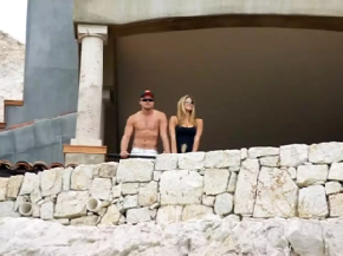 El actor y la modelo de origen israelí, quienes retomaron su relación hace unos días, recibieron al 2010 en Cabo San Lucas.