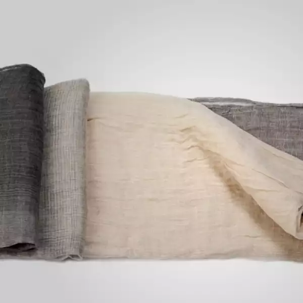 Una bufanda en diferentes tonos puede resguardarte contra el frío y ayudarte a mantener el estilo.