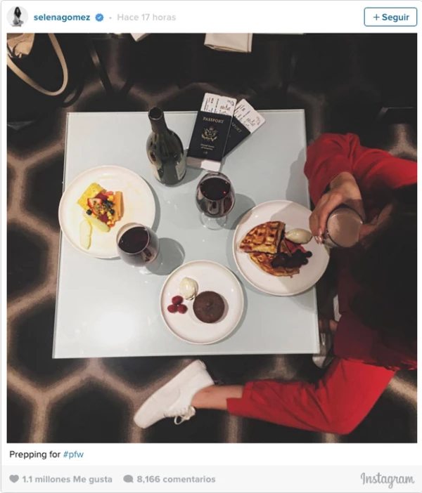 Durante su viaje, presumió su outfit y comida pre París Fashion Week.