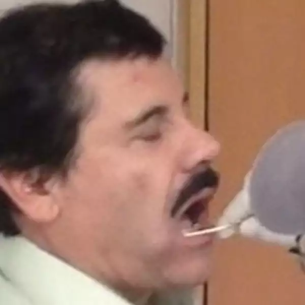 Los especialistas  realizaron primero un aspado (raspado) bucal a El Chapo con el fin de extraer una muestra de su ADN, para compararla con el ADN  de  algunos de sus familiares a los que también se les realizó dicha prueba.