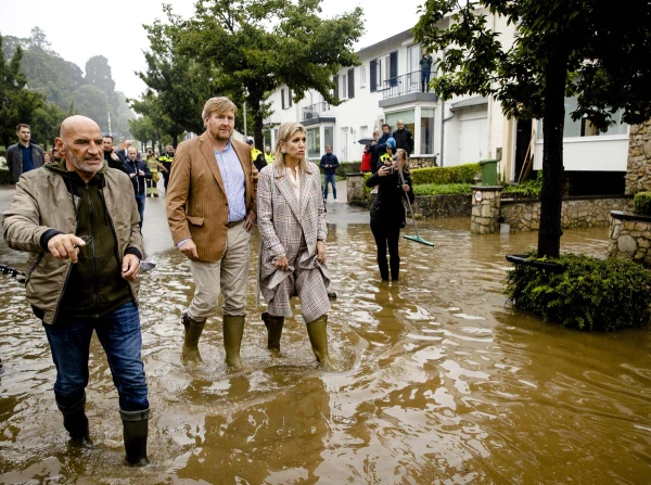 El rey Guillermo y la reina Máxima de Holanda inspeccionan los daños causados por la tormenta en Valkenburg, en el sur de Holanda.