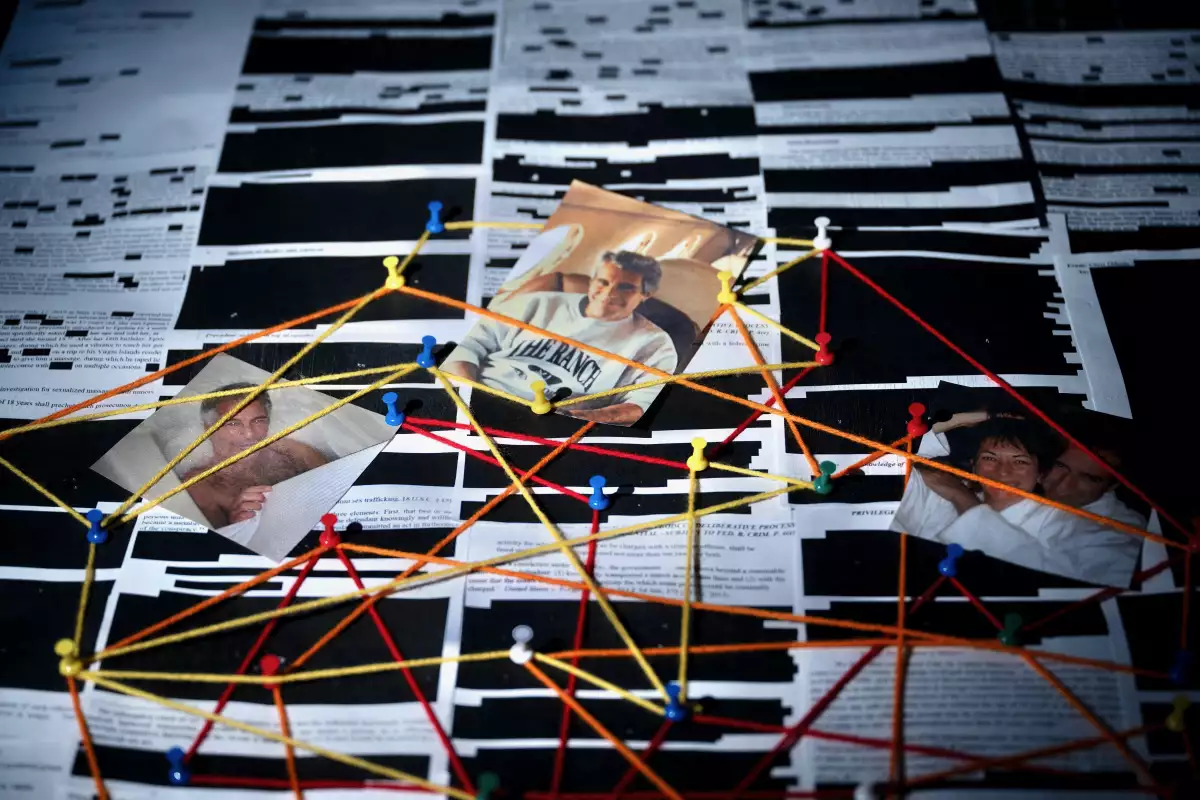 Esta ilustración fotográfica muestra documentos redactados de los archivos de la Biblioteca Epstein publicados por el Departamento de Justicia de los Estados Unidos en Washington, DC, el 18 de febrero de 2026.