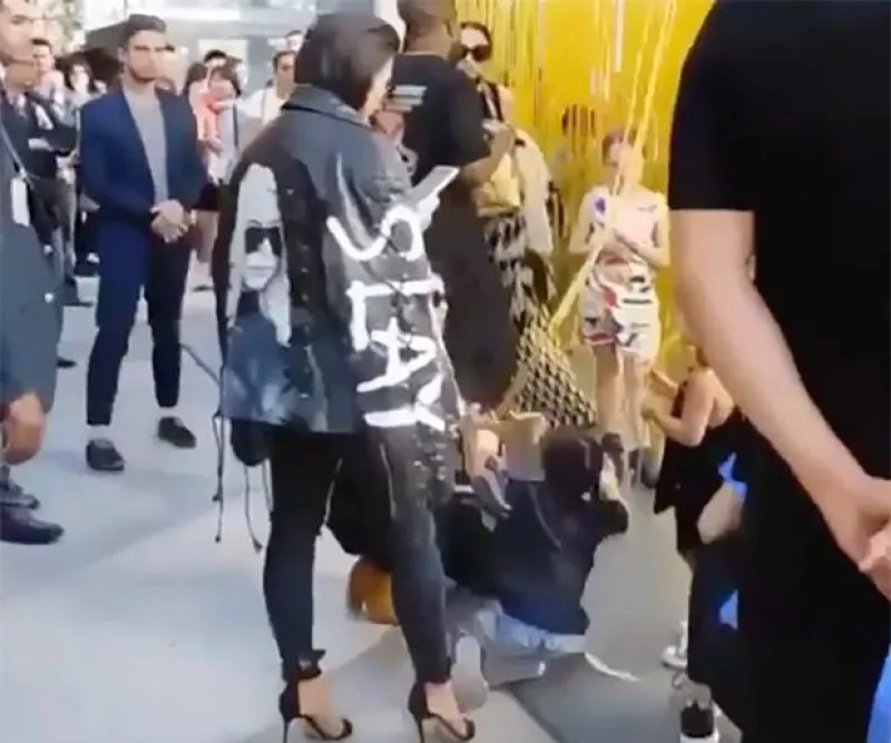 La estrella de reality es objeto de críticas por descuidar a su hija. Todo ocurrió cuando la niña de casi tres años se cayó en el Museo de Arte de Los Ángeles. Aquí la historia.