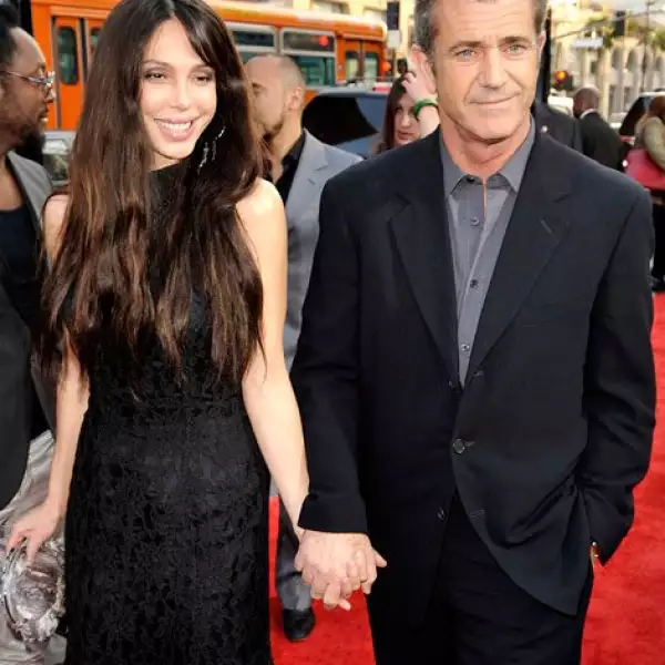 Oksana Grigorieva y Mel Gibson. Ella es una cantante rusa de 38 años que busca abrirse carrera y este año se espera le dé un hijo al también director de cine. La pareja no tiene planes de boda.