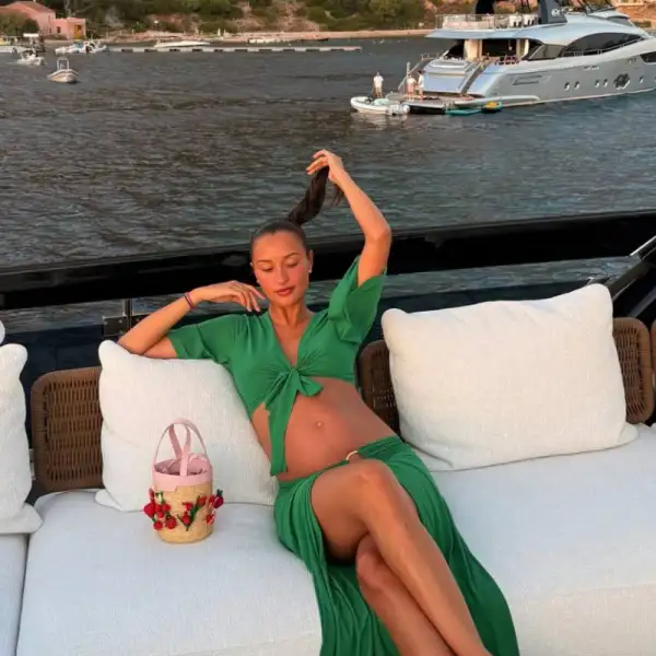 Alexandra Leclerc en Cult Gaia y Aquazzura
