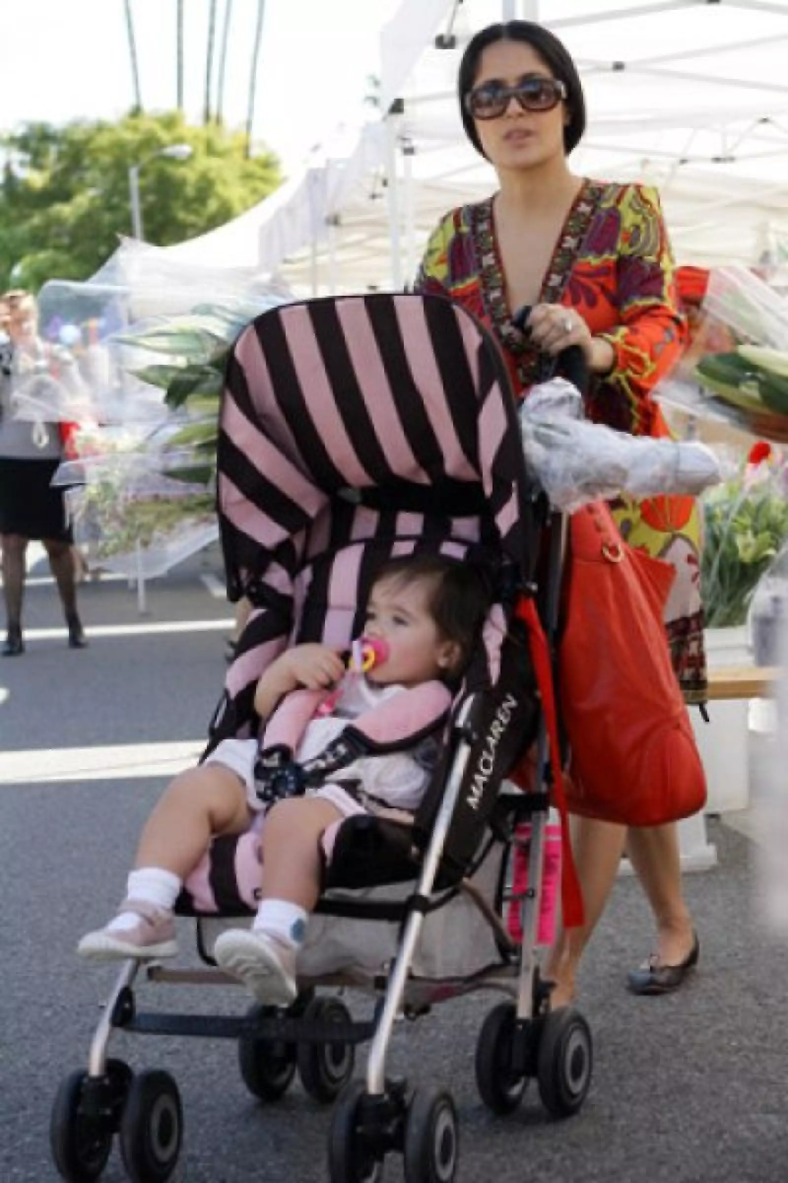 Hace unos días, a Salma se le vio muy contenta en un parque de diversiones con su hija, Valentina Paloma.