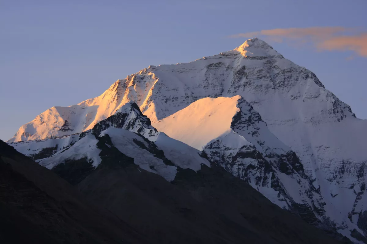 Alpinista polaco hace historia: desciende del Everest esquiando sin oxígeno