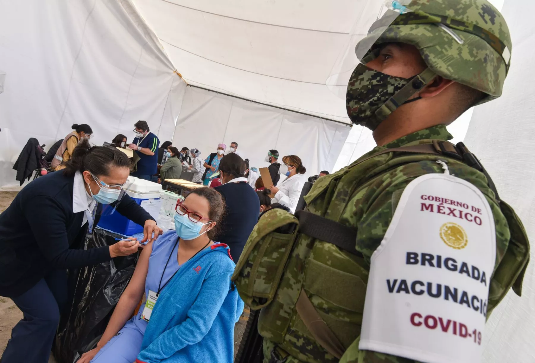 Personal de salud recibe la vacuna covid. El gobierno de CDMX anuncia refuerzo 