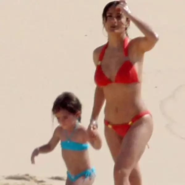 Estudio Relaciones Internacionales en la Universidad Iberoamericana, en la Ciudad de México.