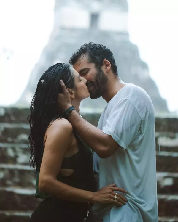 Aislinn Derbez y Jonathan Kubben