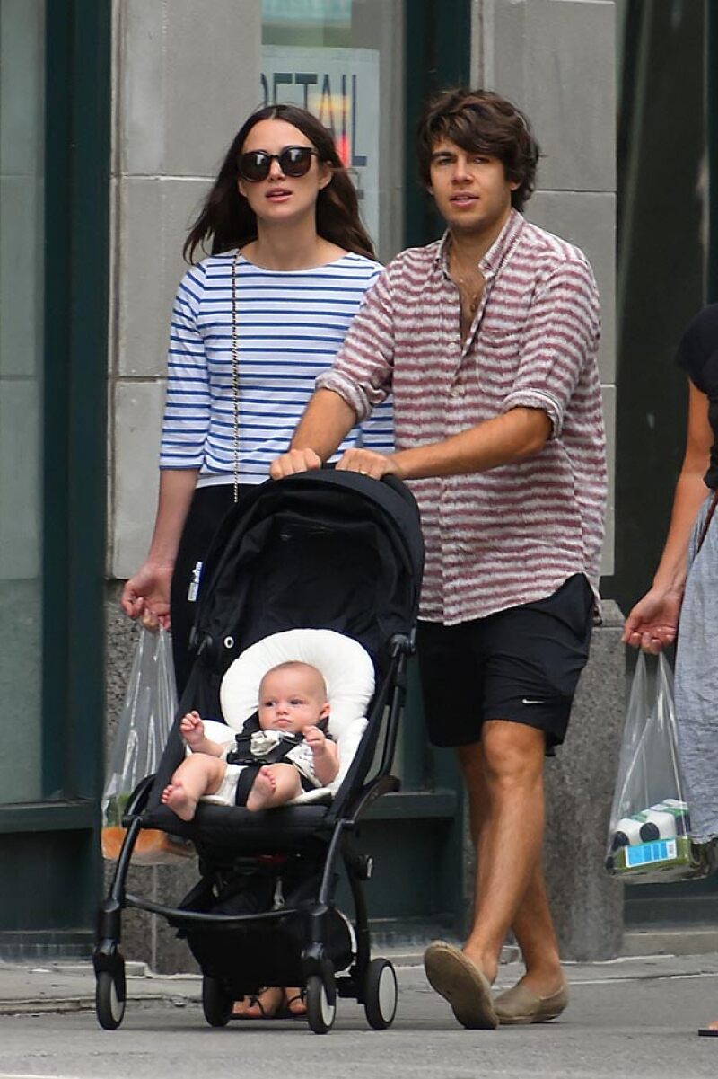 Keira Knightley y su esposo James Righton fueron captados por primera vez paseando a su hija Edie.