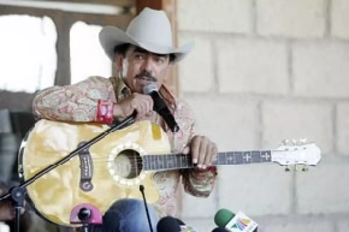 Este martes se realizó el sepelio de Juan Sebastian González, quien fue asesinado el pasado fin de semana, en donde el cantante leyó unas palabras que compuso horas antes.