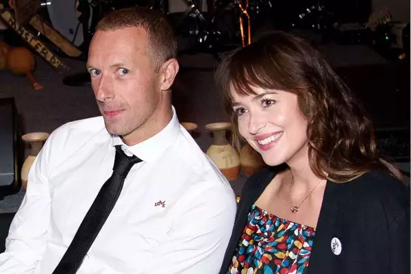 Chris Martin y Dakota Johnson