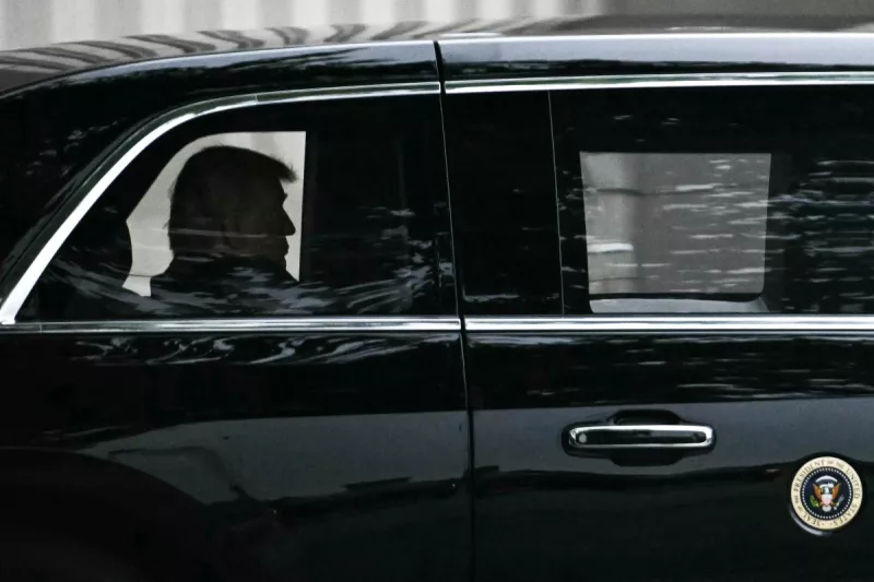 El presidente de los Estados Unidos, Donald Trump, viaja en su caravana mientras parte después de una visita al Centro Médico Militar Nacional Walter Reed en Bethesda, Maryland, el 26 de mayo de 2026. Donald Trump está programado para tener sus evaluaciones dentales y médicas anuales, dijo la Casa Blanca