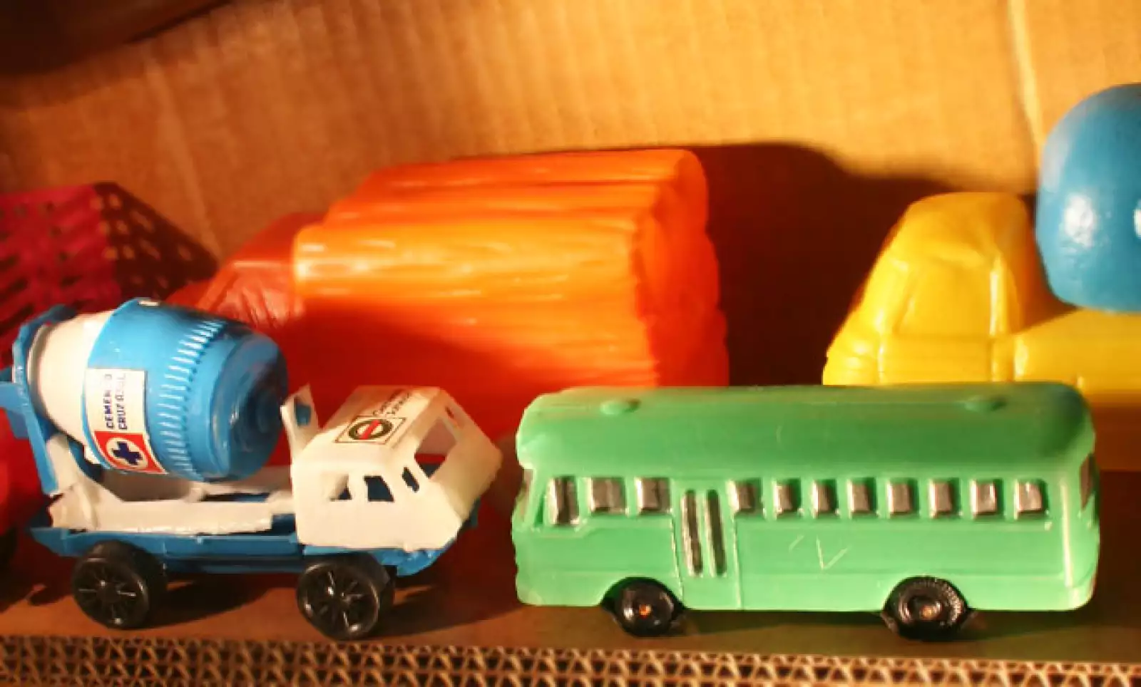 Los carritos de plástico alusivos a empresas establecidas en el país como Bimbo y Cemento Cruz Azul eran famosos entre los niños.