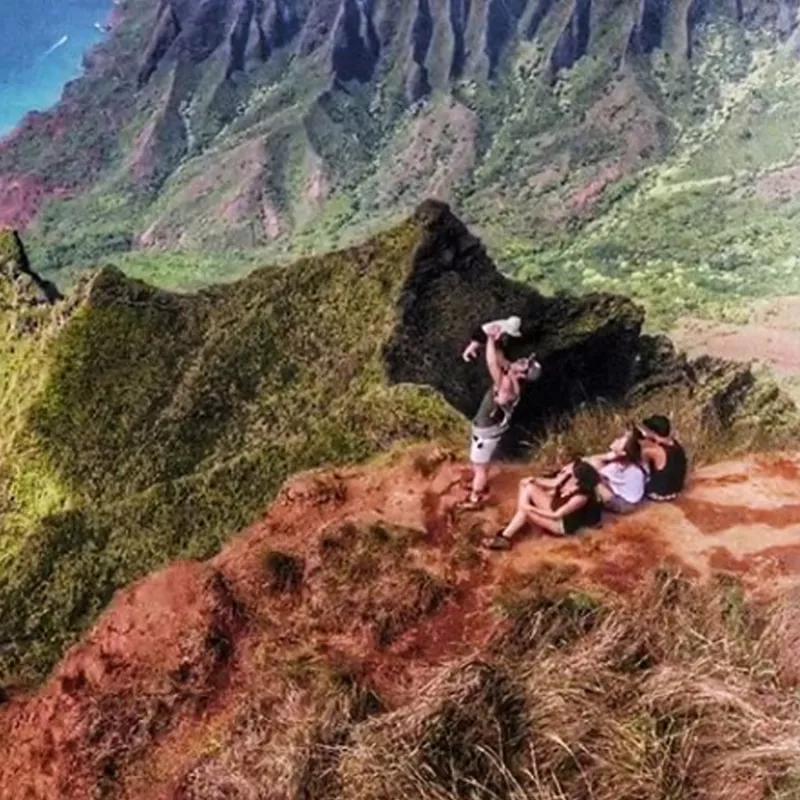 Kailani Derbez con sus papás en Hawaii