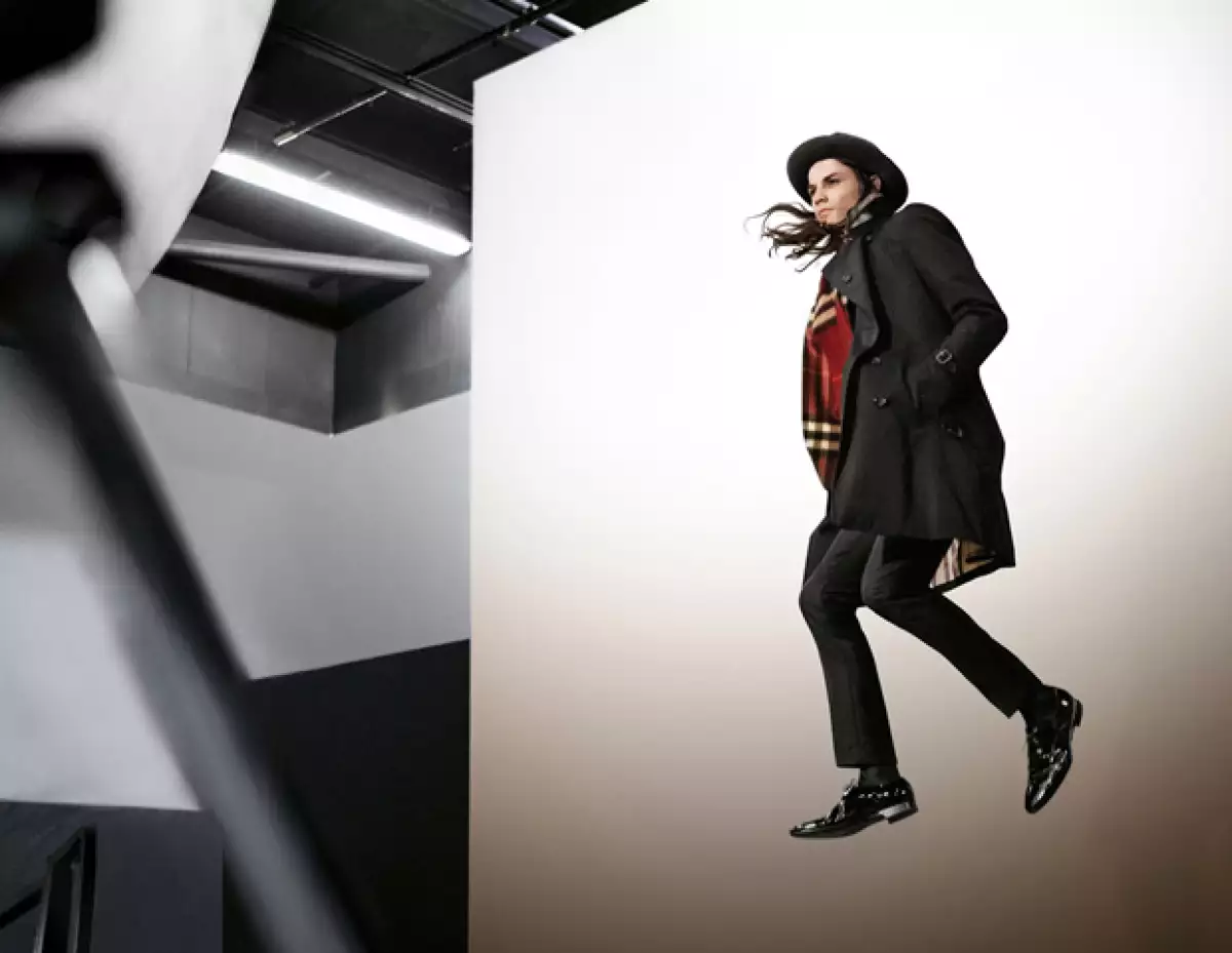 James Bay es otro de los novatos de la campaña navideña de Burberry, aunque ya había participado en el desfile de primavera-verano 2015 y grabó con la acústica de la firma.