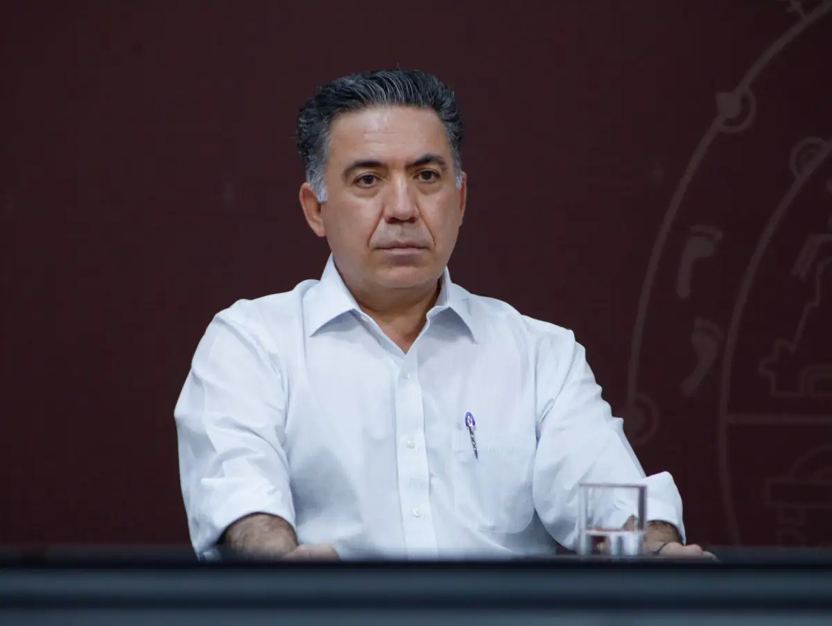 Enrique Inzunza deja la bancada de Morena en el Senado, pero no su escaño; seguirá como independiente
