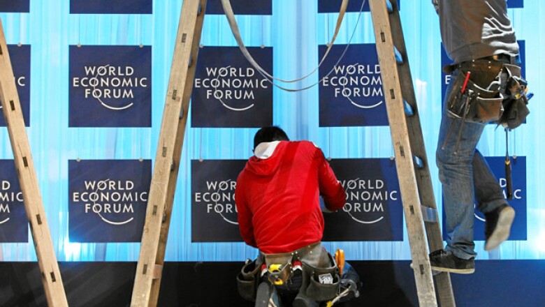 Los preparativos en Davos llegan a su etapa final. Miembros del equipo técnico trabajan para adecuar los espacios comunes.