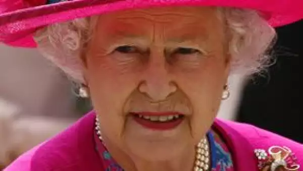 La Reina de Inglaterra ha dicho a los príncipes Guillermo y Harry que cualquier signo de ostentación resultaría inapropiado en los tiempos que corren.