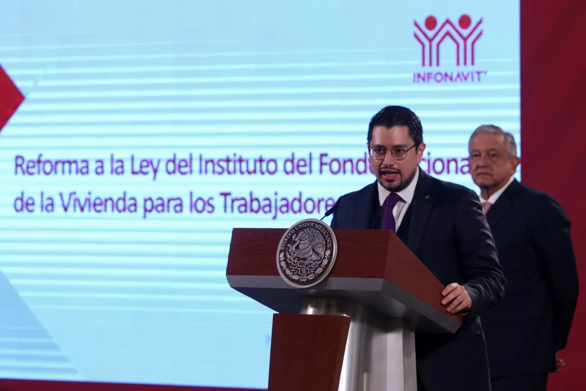 Carlos Martínez Veláquqez y Andrés Manuel López Obrador durante la presentación de reforma al Infonavit