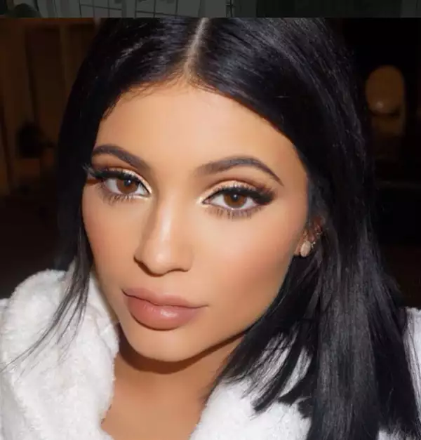 La menos de las Kardashian gasta una fortuna en maquillaje, incluso aunque no se lo haga un profesional.