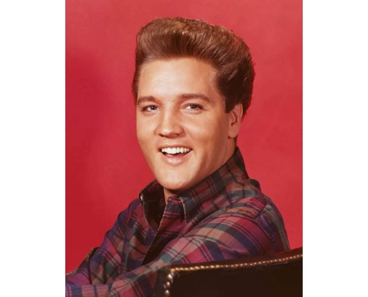 ¡Sorpresa! Elvis era rubio, pero se teñía el pelo de negro porque le gustaba más.