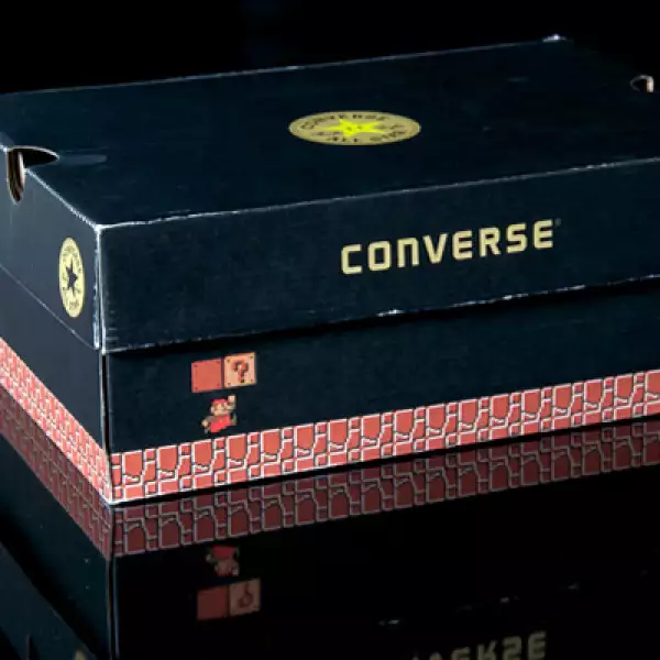 Hasta la caja del calzado tiene detalles del videojuego.