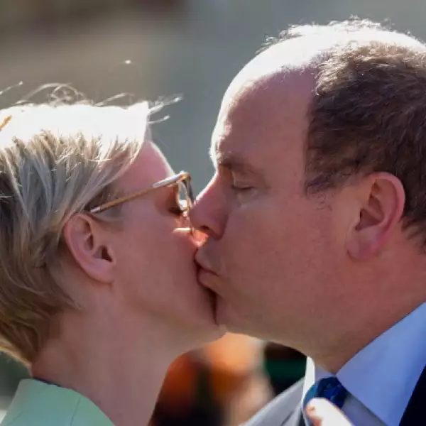 Aunque existen varios chismes alrededor de esta relación, son unos royals que no les importa darse algunos besos en público.