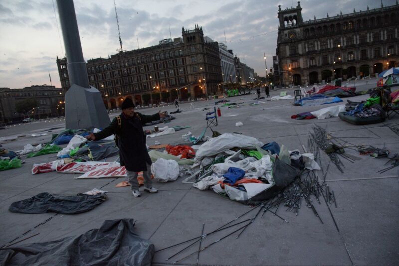 Gobierno de la CDMX retira casas de campaña de Frena y cierra accesos al Zócalo