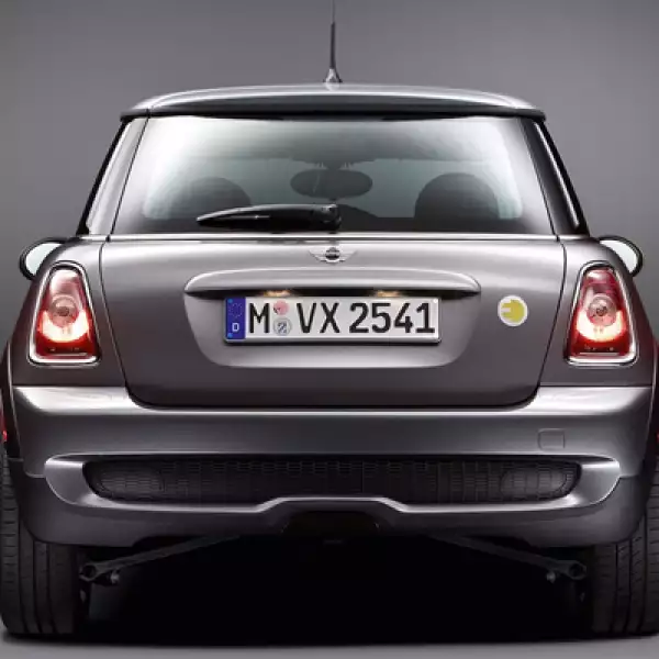 Su exterior también es exclusivo, con un color conocido como Dark Silver metalizado y un toldo en tono Pure Silver.