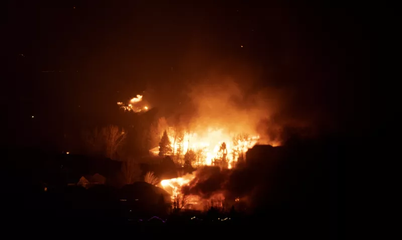 Casas destruidas y personas con orden de evacuación por incendio en Colorado.