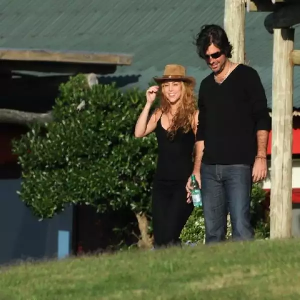 Shakira y su novio, Antonio de la Rua, disfrutan del romance en en Punta del Este, Uruguay.