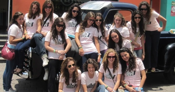 Las niñas disfrutaron de Six Flags y la línea You Wow