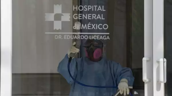Un médico desinfecta el acceso principal de la zona triage covid-19 del Hospital General de México.