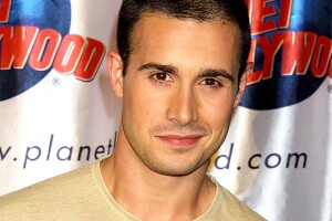 Otro caso de fracaso que no supo pasar exitosamente de los 90 a los 2000: Freddie Prinze Jr.