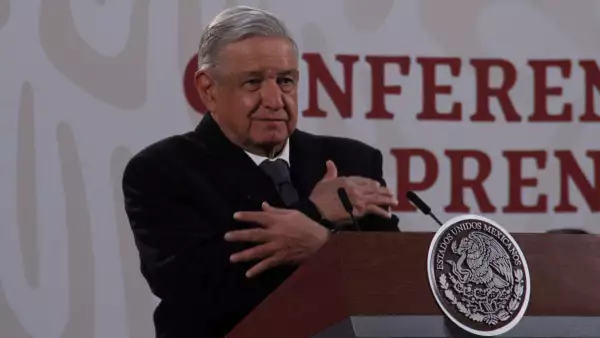Andrés Manuel López Obrador, presidente de México se despidió de la conferencia matutina con un abrazo deseando un mejor año