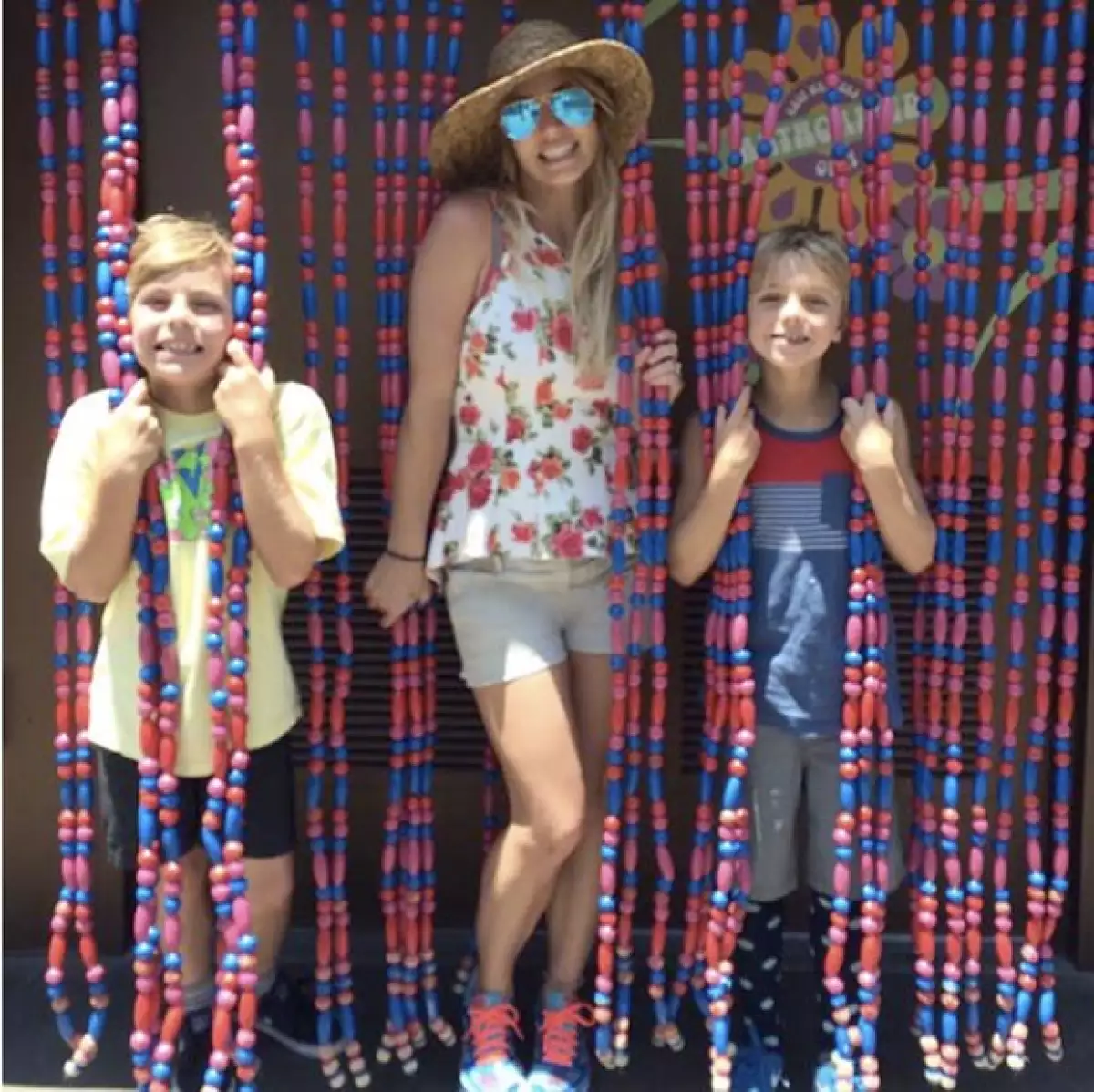 Se divierte y pasea con sus hijos